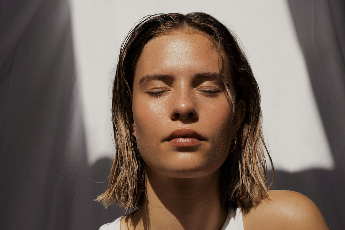 Portrait of a woman with healthy skin, representing a daily skincare routine